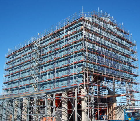 edificio con andamios